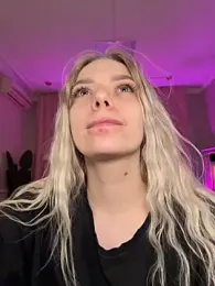 HugeBoobsAlice webcam model stream image