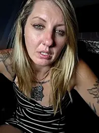 SheIsSomething webcam model stream image