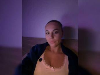 QWEENII webcam model stream image