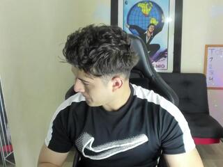 Oliver Whitee webcam model stream image