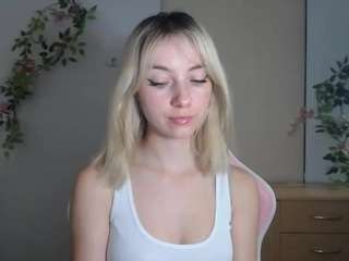 lucialittle webcam model stream image