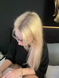 Livewithlucy webcam model stream image