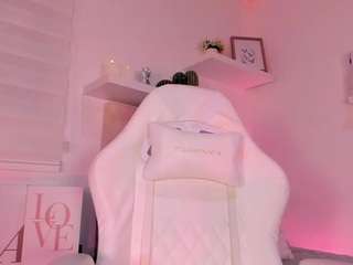 pamela-white webcam model stream image