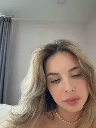 Alirawrz webcam stripchat model stream image