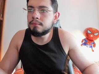 Luigi White webcam model stream image