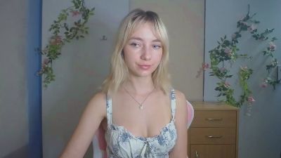 LuciaAdorable webcam model stream image