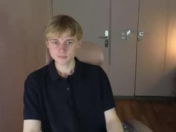 avenrey webcam model stream image