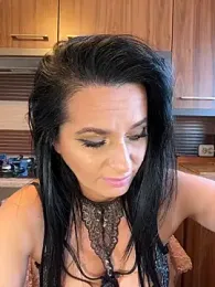 Hotmomcheckk_ webcam model stream image