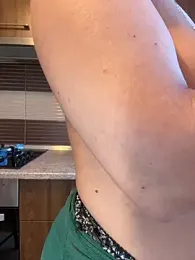 Hotmomcheckk_ webcam model stream image