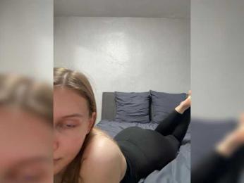 Lola-2 webcam model stream image
