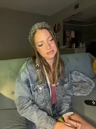 molly_witha_chance webcam model stream image