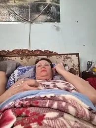 _lady_red_ webcam model stream image