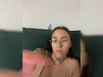 v_-_-_v webcam model stream image