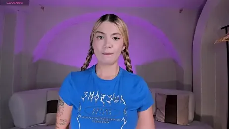 NiaHolland webcam model stream image