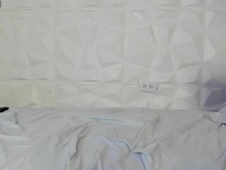 Leonidas M webcam model stream image