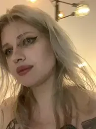 DriveThruDolls webcam model stream image