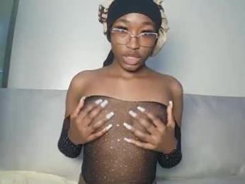 pinkaura_ webcam model stream image