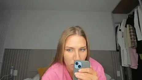 SofiClimbing webcam model stream image