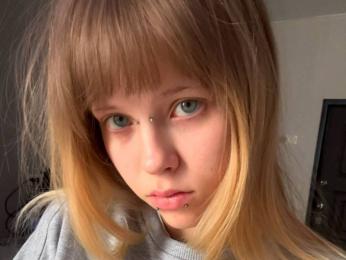 OpheliaWrenny webcam model stream image