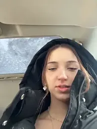 DollyTall webcam stripchat model stream image