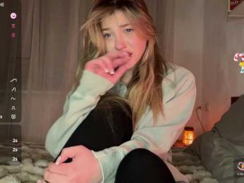 Kellynaive1 webcam model stream image