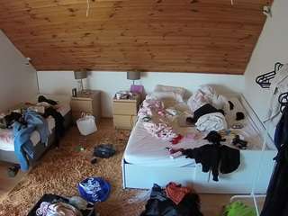 voyeurcam-julmodels-whitebed-2 camsoda stream image