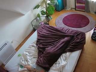 voyeurcam-julmodels-whitebed-4 camsoda stream image