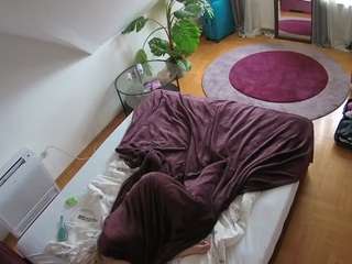 voyeurcam-julmodels-whitebed-4 camsoda stream image