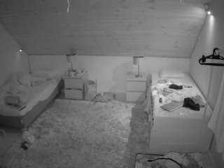 voyeurcam-julmodels-whitebed-2 camsoda stream image