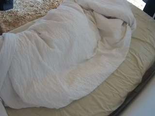 voyeurcam-julmodels-whitebed-4 camsoda stream image