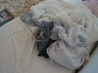 voyeurcam-julmodels-whitebed-4 camsoda stream image